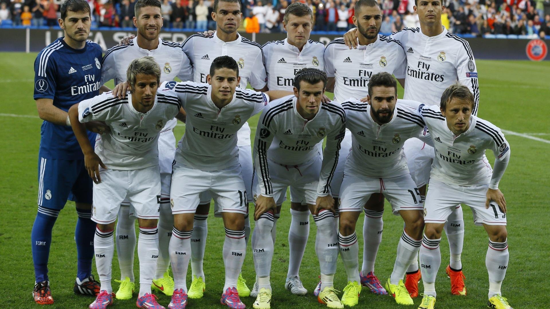 现场氛围：球迷互动带来的火热气氛，足球球迷现场